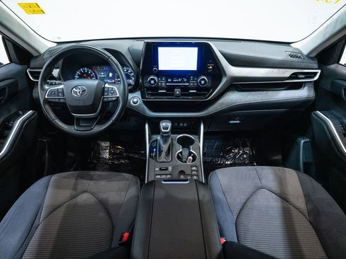 Used 2024 Toyota Highlander LE AWD/4WD image 15