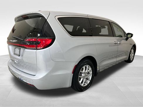 Used 2023 Chrysler Pacifica Touring-L FWD image 5