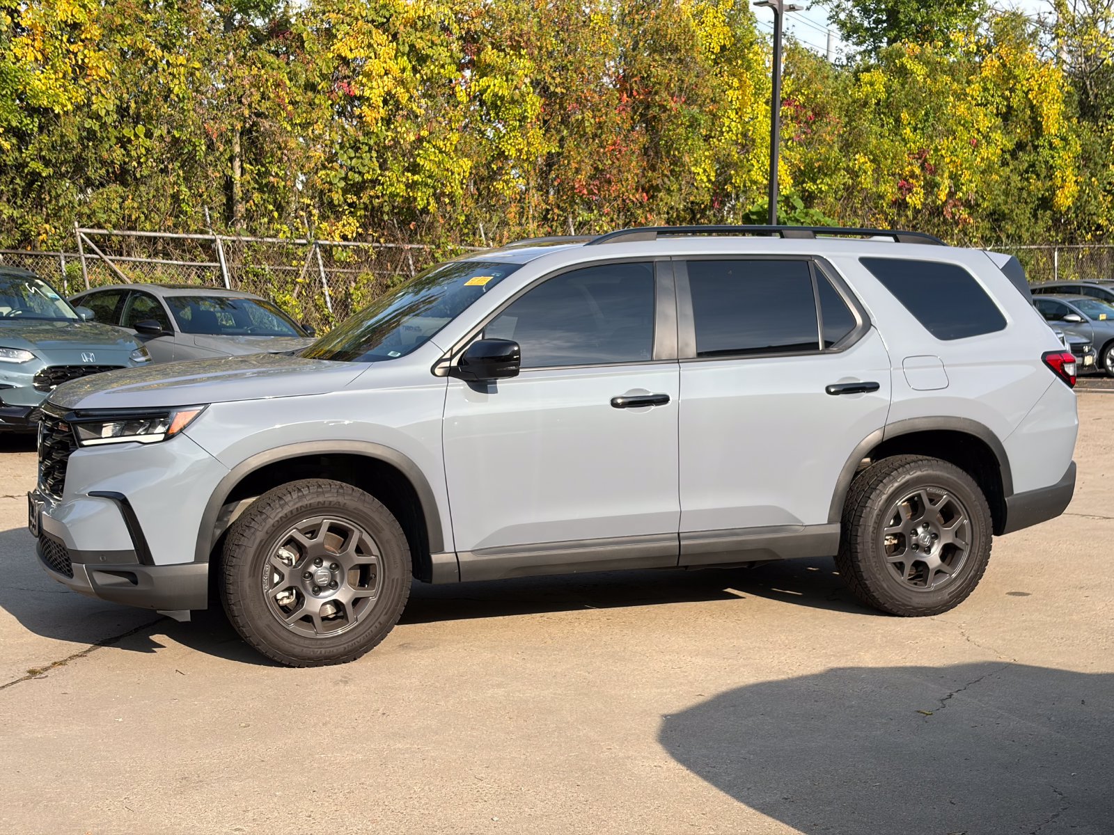 Used 2025 Honda Pilot TrailSport image 2