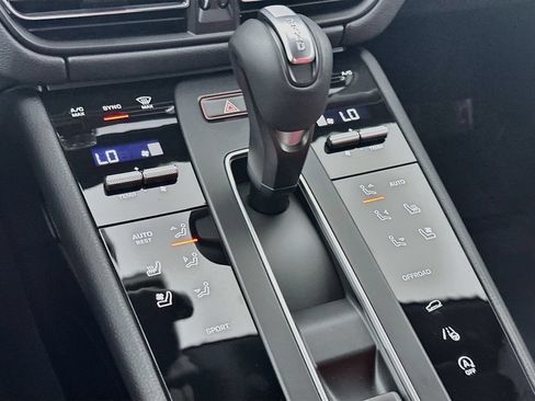 Certified 2026 Porsche Macan AWD/4WD image 17