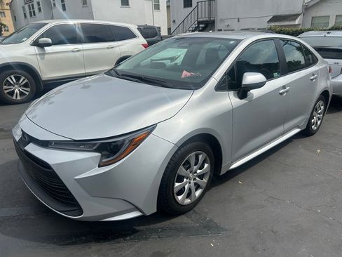Used 2023 Toyota Corolla LE image 3