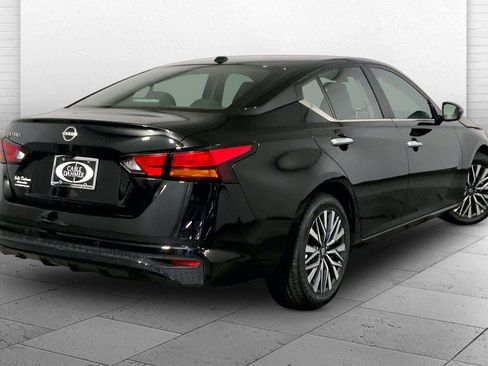 Used 2025 Nissan Altima 2.5 SV FWD image 13