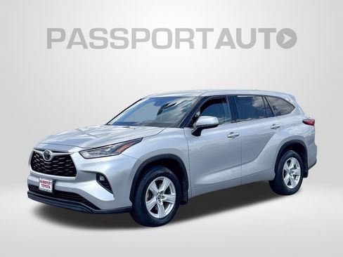 Used 2021 Toyota Highlander LE AWD/4WD image 1