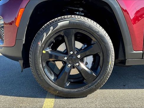New 2025 Jeep Grand Cherokee Limited w/ Black Appearance Package image 39