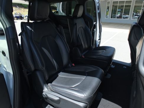 Used 2024 Chrysler Pacifica Limited FWD image 13