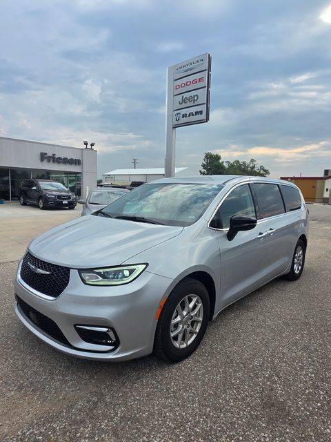 Used 2024 Chrysler Pacifica Touring-L FWD image 1