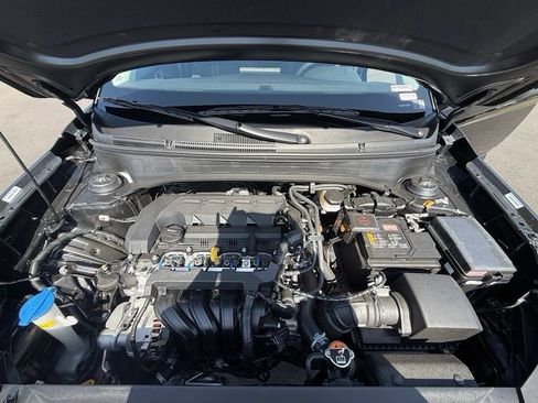 Certified 2025 Hyundai Venue SEL FWD image 31