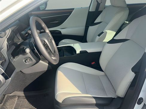 Used 2025 Lexus ES 350 w/ Premium Package FWD image 3