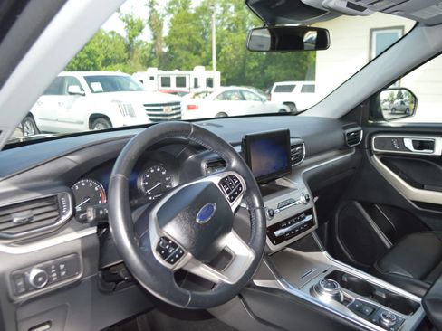 Used 2020 Ford Explorer XLT w/ Equipment Group 202A AWD/4WD image 15