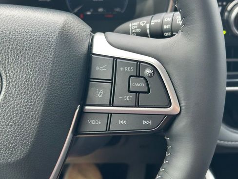 Used 2025 Toyota Highlander Platinum AWD/4WD image 47