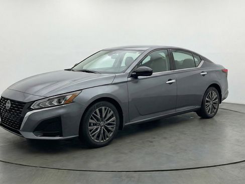 Used 2025 Nissan Altima 2.5 SV image 3