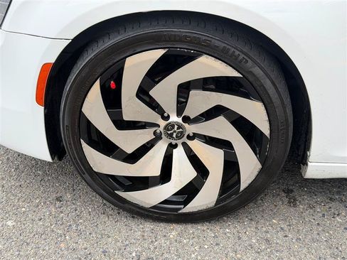 Used 2019 Chrysler 300 Touring w/ Sport Appearance Package RWD image 15