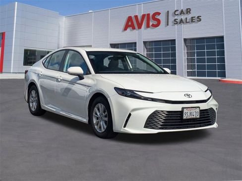 Used 2025 Toyota Camry LE image 3