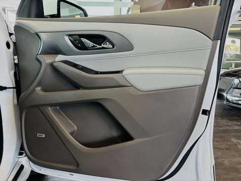 Used 2020 Chevrolet Traverse Premier FWD image 31