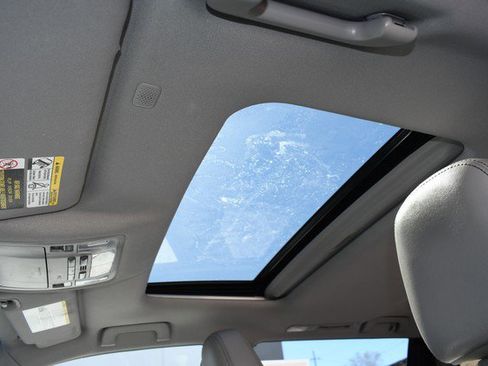 Used 2019 Toyota Highlander XLE w/ Carpet Mat Package (TMS) image 19