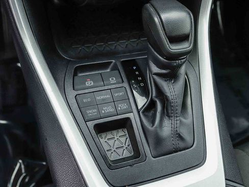 Used 2025 Toyota RAV4 XLE AWD/4WD image 19