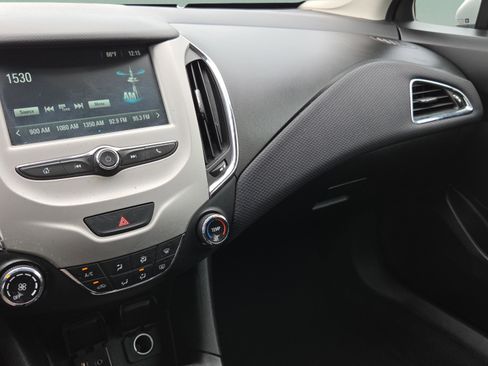 Used 2018 Chevrolet Cruze LS image 36
