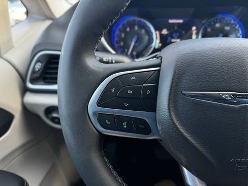Used 2024 Chrysler Pacifica Touring-L image 28