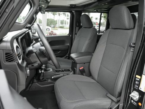 Used 2024 Jeep Gladiator Sport AWD/4WD image 7
