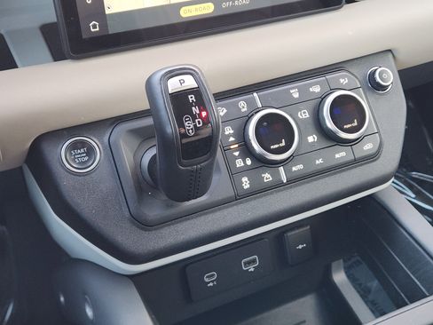 Used 2021 Land Rover Defender 110 SE image 19