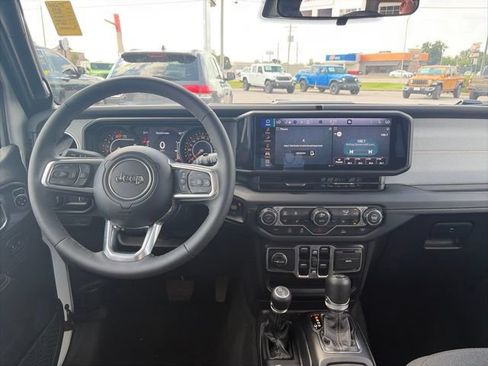 Used 2026 Jeep Wrangler Unlimited Sahara AWD/4WD image 14