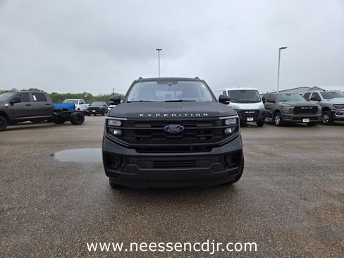 Used 2025 Ford Expedition Active AWD/4WD image 2