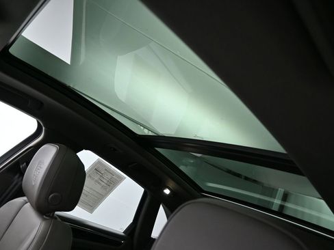 Certified 2025 Porsche Macan AWD/4WD image 12