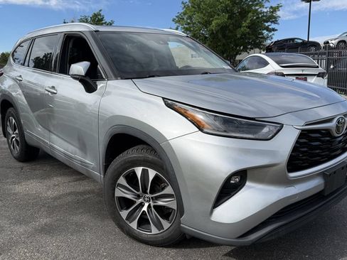 Used 2021 Toyota Highlander XLE AWD/4WD image 1