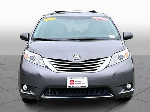 Used 2017 Toyota Sienna XLE image 3