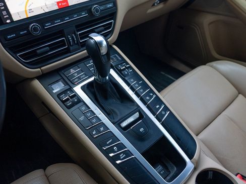 Certified 2021 Porsche Macan AWD/4WD image 32