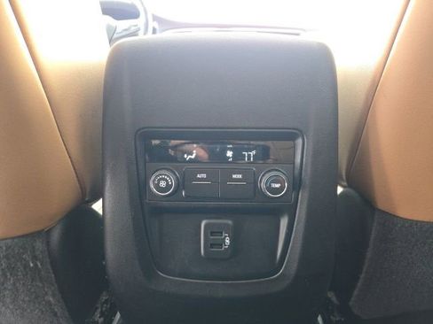 Used 2019 Buick Enclave Essence image 39