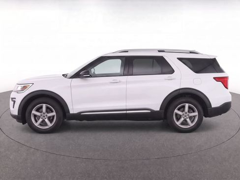 Used 2018 Ford Explorer XLT w/ Equipment Group 202A FWD image 8