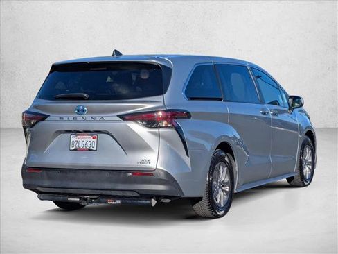 Used 2022 Toyota Sienna XLE image 5