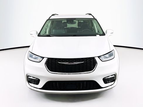 Used 2022 Chrysler Pacifica Touring-L image 2