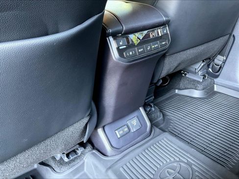 Used 2024 Toyota Highlander Platinum AWD/4WD image 10
