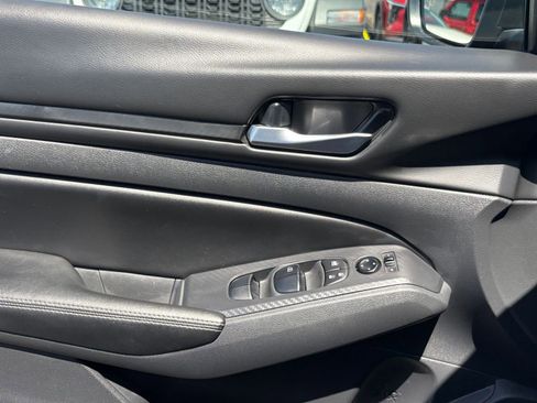 Used 2025 Nissan Altima 2.5 SV image 18