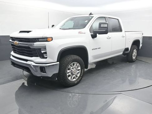Used 2024 Chevrolet Silverado 2500 LT AWD/4WD image 2