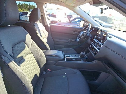 Used 2025 Nissan Pathfinder SV image 12