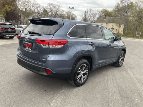 Used 2017 Toyota Highlander Plus AWD/4WD image 5