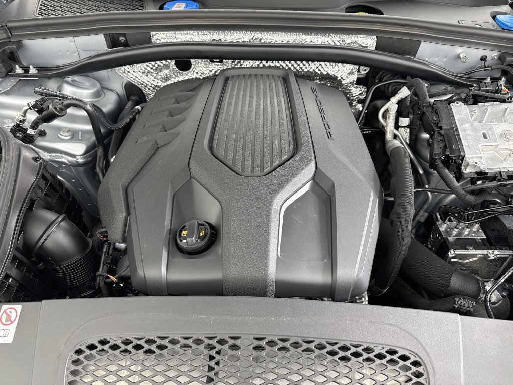 Certified 2025 Porsche Macan AWD/4WD image 32