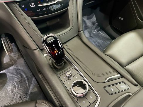 Used 2024 Cadillac XT6 Sport w/ LPO, ONYX Package image 17