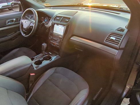Used 2018 Ford Explorer XLT w/ Equipment Group 202A FWD image 28