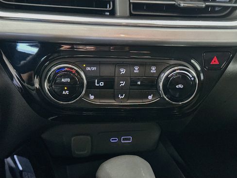 Used 2025 Chevrolet Trax LT w/ LT Convenience Package FWD image 22