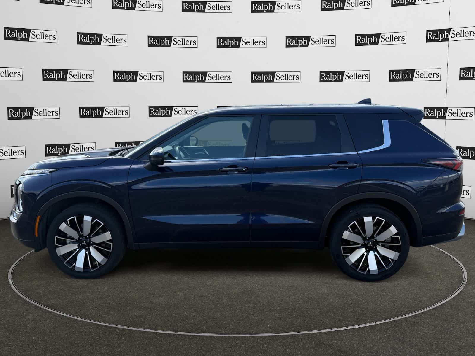 Used 2025 Mitsubishi Outlander SE AWD/4WD image 3