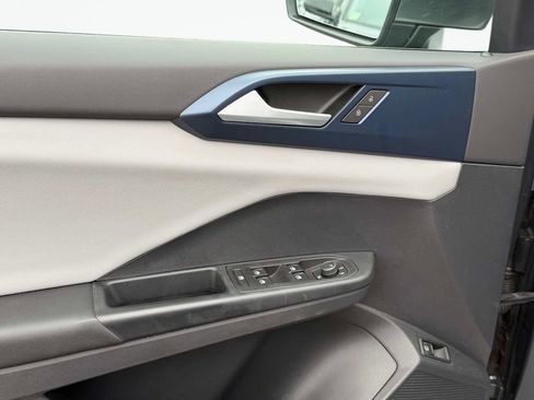 Used 2022 Volkswagen Taos SE w/ Panoramic Sunroof Package FWD image 15