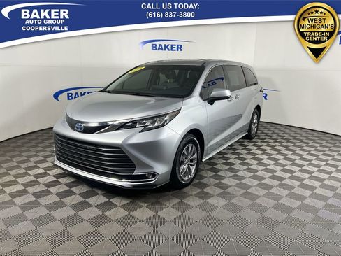 Used 2023 Toyota Sienna XLE image 1