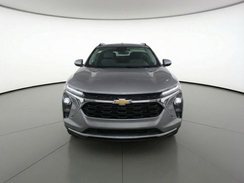 Used 2025 Chevrolet Trax LT w/ LT Convenience Package FWD image 2