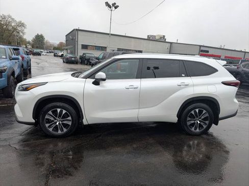 Certified 2024 Toyota Highlander XLE AWD/4WD image 3