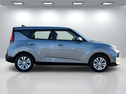 Used 2022 Kia Soul LX image 7