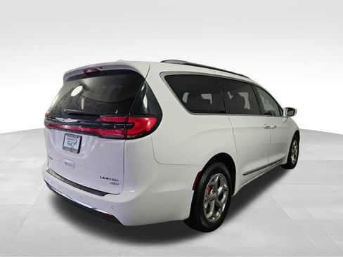 Used 2021 Chrysler Pacifica Limited image 7